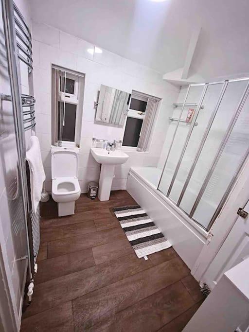 Entire 3 Bed In Oldham