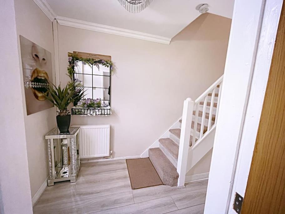 Entire 3 Bed In Oldham