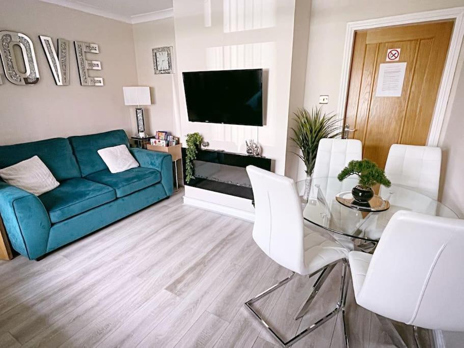 Entire 3 Bed In Oldham
